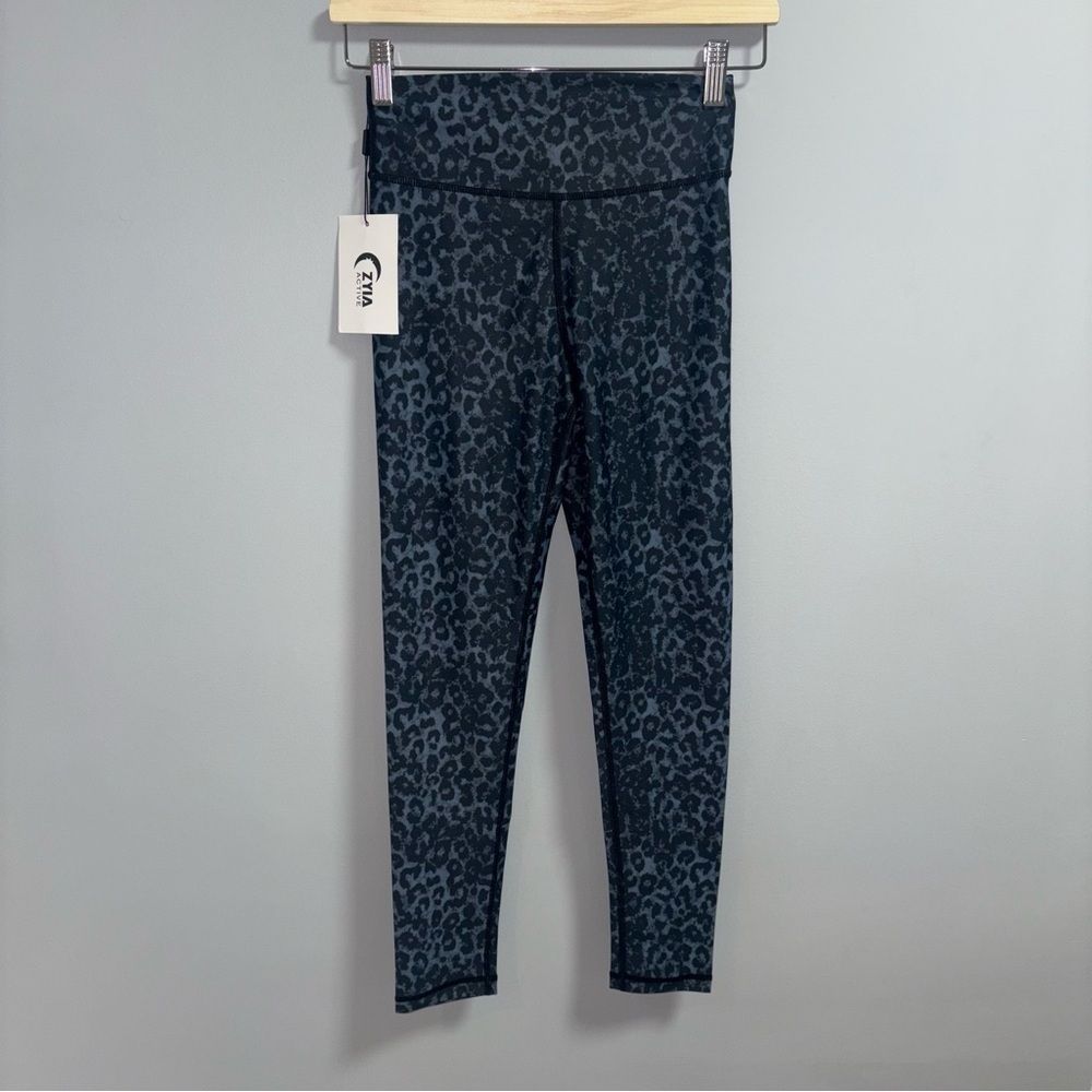 Zyia - Stone Leopard Scrunchy Light n Luxe Leggings